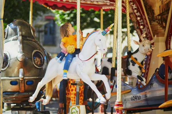 Yeni Yürümeye Başlayan Çocuk Fransa Paris Klasik Fransız Atlıkarıncasında Eğleniyor — Stok fotoğraf