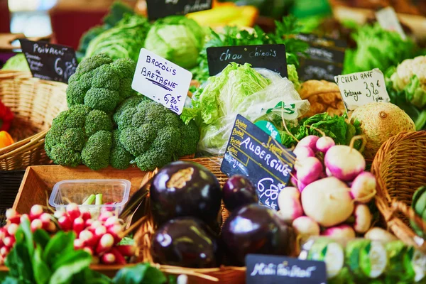 フランスの農業市場で新鮮な健康的なバイオ野菜 価格ラベルの言葉はフランス語で書かれています — ストック写真