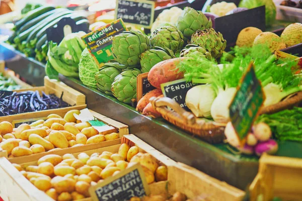 Frisches Gesundes Biogemüse Auf Dem Bauernmarkt Frankreich Worte Auf Preisetiketten — Stockfoto