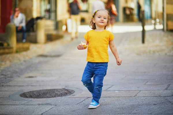 Schattig Peutermeisje Dat Plezier Beleeft Een Straat Van Het Middeleeuwse — Stockfoto