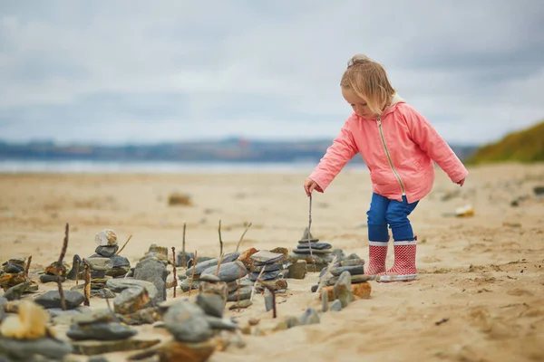 Menina Adorável Criança Brincando Com Pedras Construindo Uma Cidade Praia — Fotografia de Stock