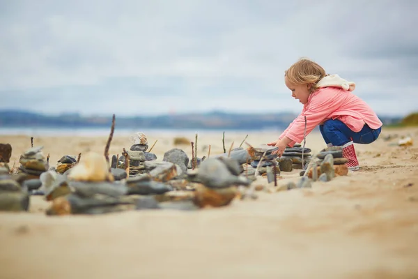 Söt Liten Flicka Som Leker Med Stenar Och Bygger Stad — Stockfoto