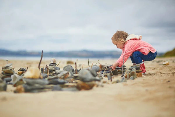 Söt Liten Flicka Som Leker Med Stenar Och Bygger Stad — Stockfoto