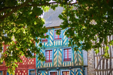 Fransa 'nın Brittany kentindeki en popüler turizm merkezlerinden biri olan Ortaçağ' ın Rennes kasabasındaki güzel yarı keresteli binalar