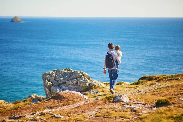 Padre Hija Disfrutando Una Vista Panorámica Península Crozon Uno Los —  Fotos de Stock