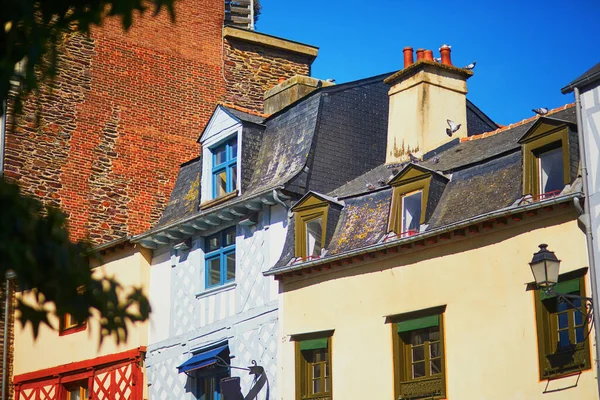 法国布列塔尼最受欢迎的旅游胜地之一 中世纪的雷恩小镇上美丽的街道 — 图库照片