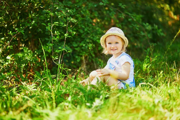 Чарівна Дівчинка Малюк Розважається Відкритому Повітрі Сонячний Літній День Щаслива — стокове фото