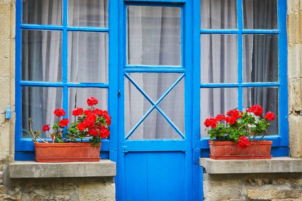 法国布列塔尼最受欢迎的旅游胜地之一 中世纪的维特雷小镇 一座装饰着红色天蓝色花朵的建筑 — 图库照片