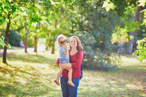 愛らしい娘を持つ幸せな若い母親 公園で晴れた日に一緒にアウトドアを楽しんでいる女性と子供 — ストック写真