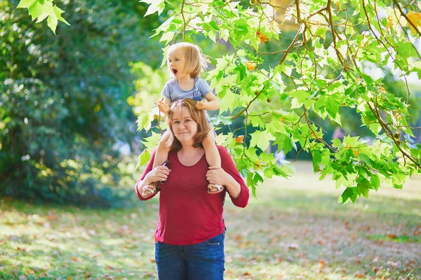 Lykkelig Ung Mor Som Holder Sin Skjønne Småbarnsdatter Kvinne Barn – stockfoto
