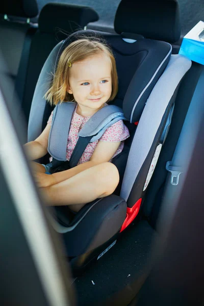 Adorable Niña Silla Auto Moderna Niño Viajando Coche Seguridad Infantil —  Fotos de Stock