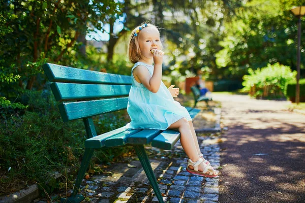 Adorable Toddler Girl Sitting Bench Outdoors Having Snack Sunny Summer — Stock Photo, Image