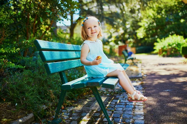 Adorable Toddler Girl Sitting Bench Outdoors Having Snack Sunny Summer — Stock Photo, Image