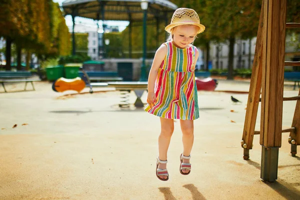 Roztomilé Batole Dívka Baví Hřišti Dítě Hraje Venku Letní Den — Stock fotografie