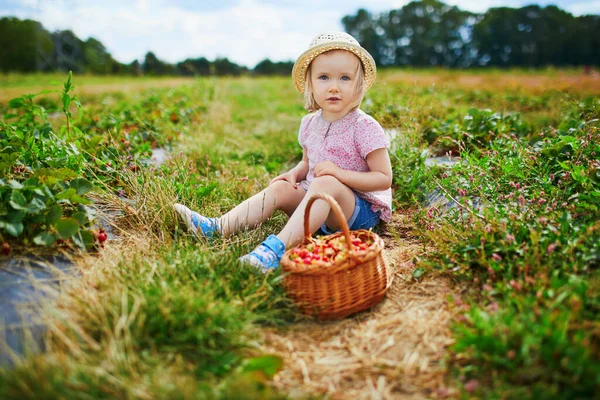 Adorable Toddler Girl Straw Hat Picking Fresh Organic Strawberries Farm — Stock Photo, Image