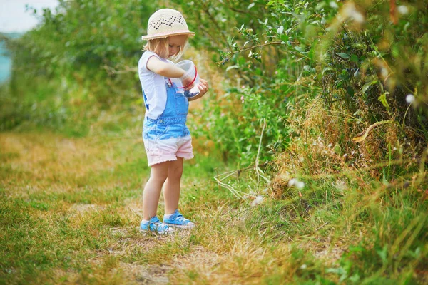 Adorable Toddler Girl Straw Hat Picking Fresh Organic Blueberries Farm — Stock Photo, Image