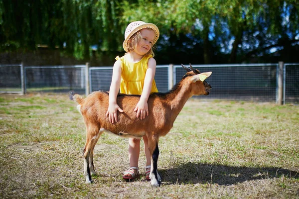 Adorable Toddler Girl Yellow Dress Straw Hat Playing Goats Farm — Stock Photo, Image