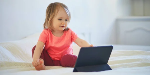 Dziewczynka Cyfrowym Tabletem Domu Dzieci Oglądają Kreskówki Dzieciak Używający Gadżetu — Zdjęcie stockowe