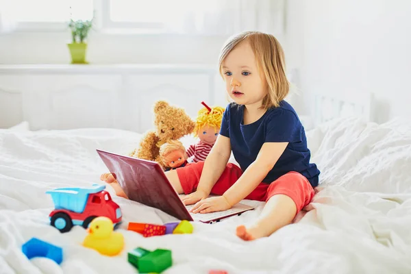 Маленькая Девочка Ноутбуком Игрушками Постели Ребенок Использующий Гаджет Общения Друзьями — стоковое фото