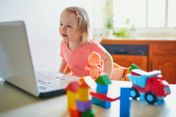 Счастливая Малышка Ноутбуком Игрушками Ребенок Помощью Компьютера Общается Друзьями Пожилыми — стоковое фото