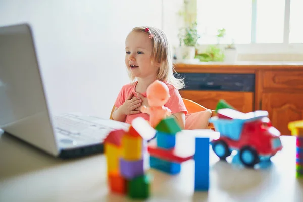Счастливая Малышка Ноутбуком Игрушками Ребенок Помощью Компьютера Общается Друзьями Пожилыми — стоковое фото