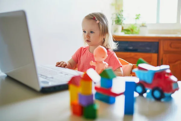 Щаслива Дівчинка Ноутбуком Іграшками Малюк Використовує Комп Ютер Спілкування Друзями — стокове фото