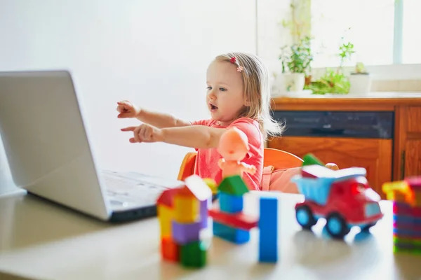 Szczęśliwa Dziewczynka Laptopem Zabawkami Dzieciak Korzystający Komputera Komunikacji Przyjaciółmi Starszymi — Zdjęcie stockowe