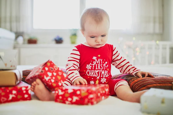 Feliz Menina Usando Pijama Abrindo Presentes Natal Seu Primeiro Natal — Fotografia de Stock