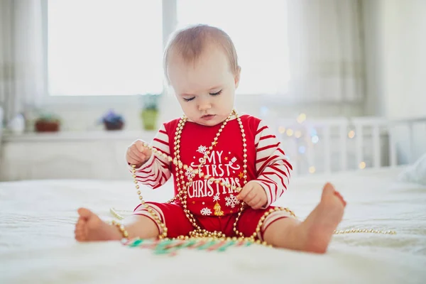 Joyeux Bébé Fille Portant Pyjama Jouant Avec Les Décorations Nouvel — Photo