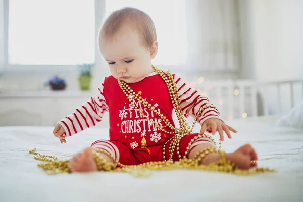 Joyeux Bébé Fille Portant Pyjama Jouant Avec Les Décorations Nouvel — Photo