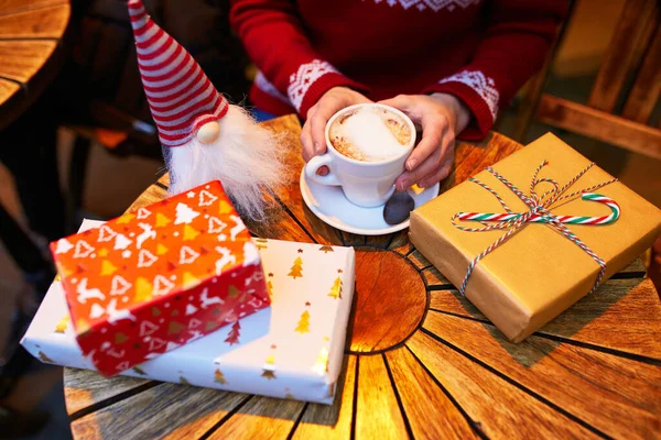 Fechar Mãos Mulher Com Xícara Café Presentes Natal Embrulhados Mesa — Fotografia de Stock