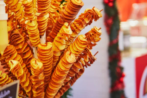 Délicieuses Pommes Terre Frites Sur Bâtonnets Sur Marché Traditionnel Noël — Photo