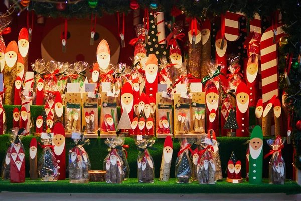 Träfigurer Jultomten Julmarknaden Paris Frankrike Semesterdekorationer — Stockfoto