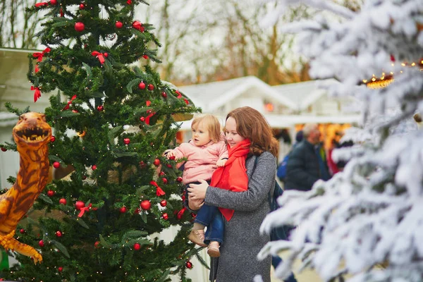 Mujer Adorable Niña Mercado Navidad París Francia Madre Hija Juntas —  Fotos de Stock