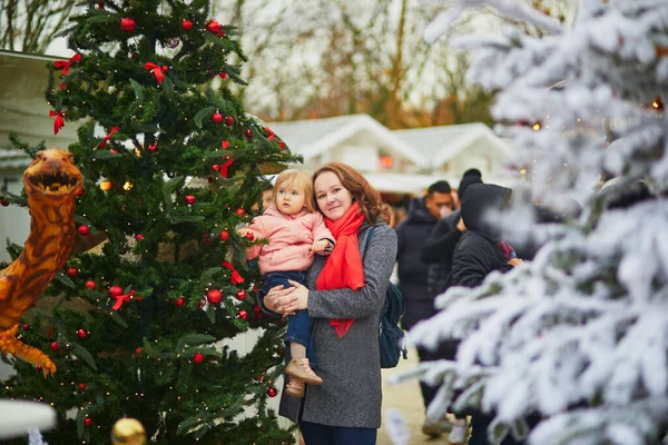 Mujer Adorable Niña Mercado Navidad París Francia Madre Hija Juntas —  Fotos de Stock