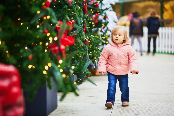 パリのクリスマスマーケットで愛らしい幼児の女の子 季節の休暇中に屋外で楽しい時間を過ごす幸せな子供 クリスマスと新年を子供たちと祝う — ストック写真