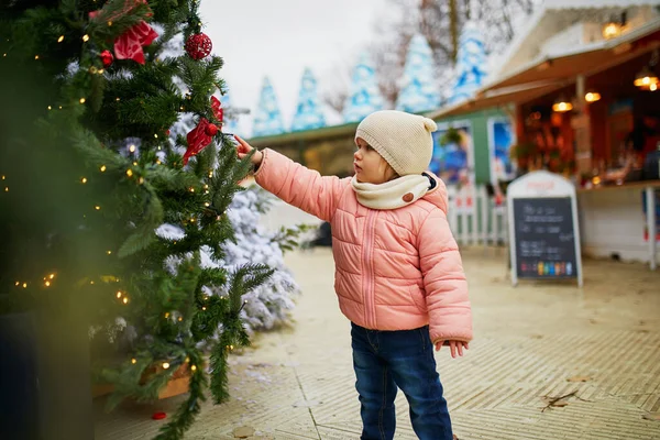 パリのクリスマスマーケットで愛らしい幼児の女の子 季節の休暇中に屋外で楽しい時間を過ごす幸せな子供 クリスマスと新年を子供たちと祝う — ストック写真