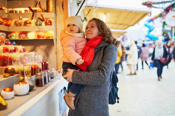 フランスのクリスマスマーケットで女性と愛らしい幼児の女の子 母と娘が一緒に屋外で季節の冬の休日を楽しむ — ストック写真