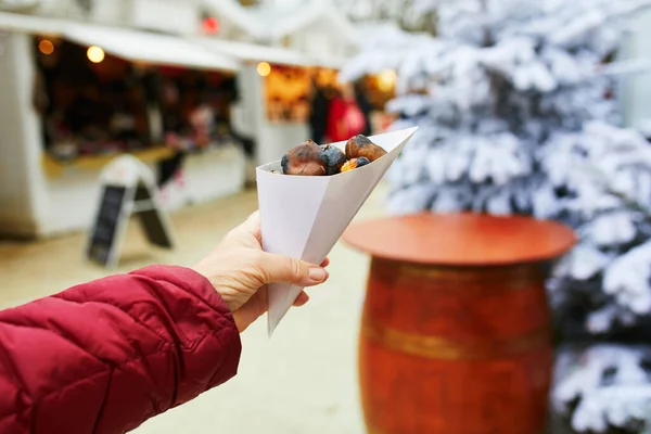 Kvinna Hand Håller Papperspåse Med Bakade Kastanjer Julmarknaden Paris Frankrike — Stockfoto