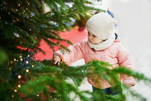 Adorable Niña Mercado Navidad París Niño Feliz Divirtiéndose Aire Libre — Foto de Stock