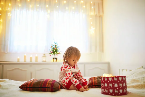 Joyeux Petit Enfant Pyjama Jouant Avec Les Décorations Noël Sur — Photo
