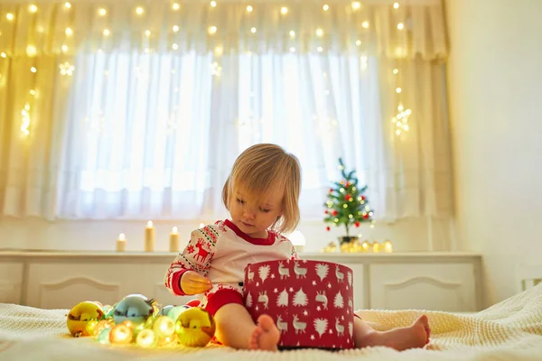 Joyeux Petit Enfant Pyjama Jouant Avec Les Décorations Noël Sur — Photo