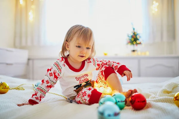 Joyeux Petit Enfant Pyjama Jouant Avec Les Décorations Noël Sur — Photo