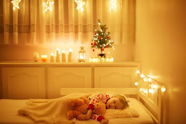Entzückendes Kleinkind Das Mit Seinem Teddybär Unter Dem Weihnachtsbaum Schläft — Stockfoto