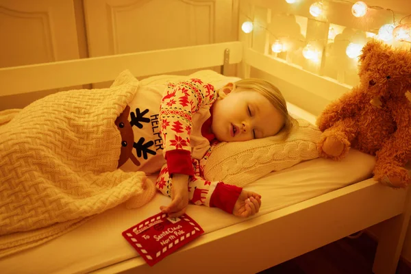 Adorable Petite Fille Dormant Avec Ours Peluche Lettre Père Noël — Photo