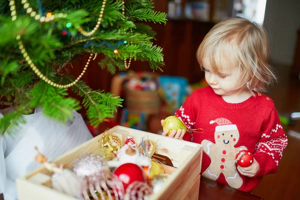 Adorable Niña Pequeña Con Jersey Navideño Decorando Árbol Navidad Celebración — Foto de Stock