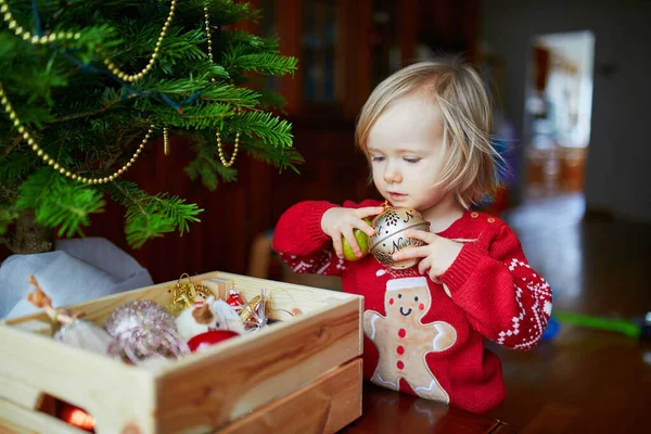 Noel Ağacı Süveteri Giyip Noel Ağacı Süsleyen Sevimli Küçük Bir — Stok fotoğraf