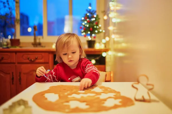 Adorabile Bambina Che Cucina Biscotti Natale Festeggiare Vacanze Stagionali Con — Foto Stock
