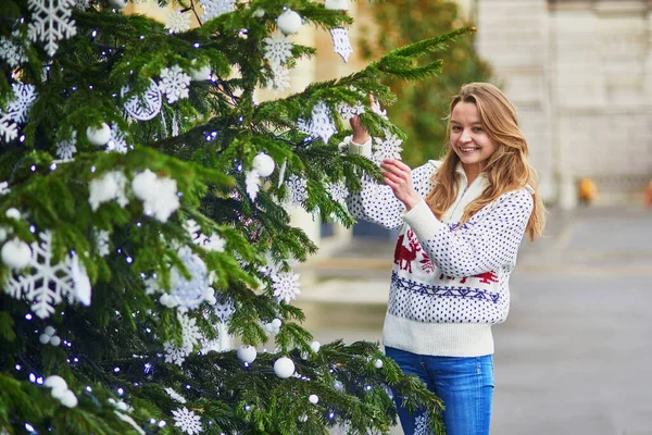 Happy Young Woman Decorated Christmas Tree Girl Outdoors New Year — Stock Photo, Image