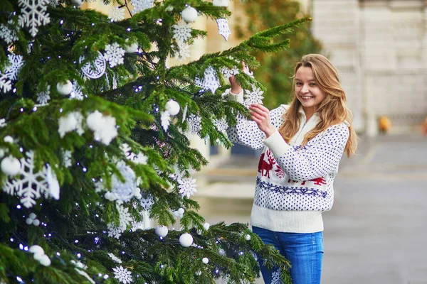 Jovencita Feliz Cerca Del Árbol Navidad Decorado Chica Aire Libre —  Fotos de Stock